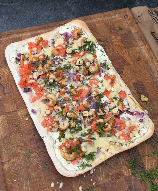 Flammkuchen mit Lachs, Dill, gesmokten Cashewkernen & Honig-Senf-Soße